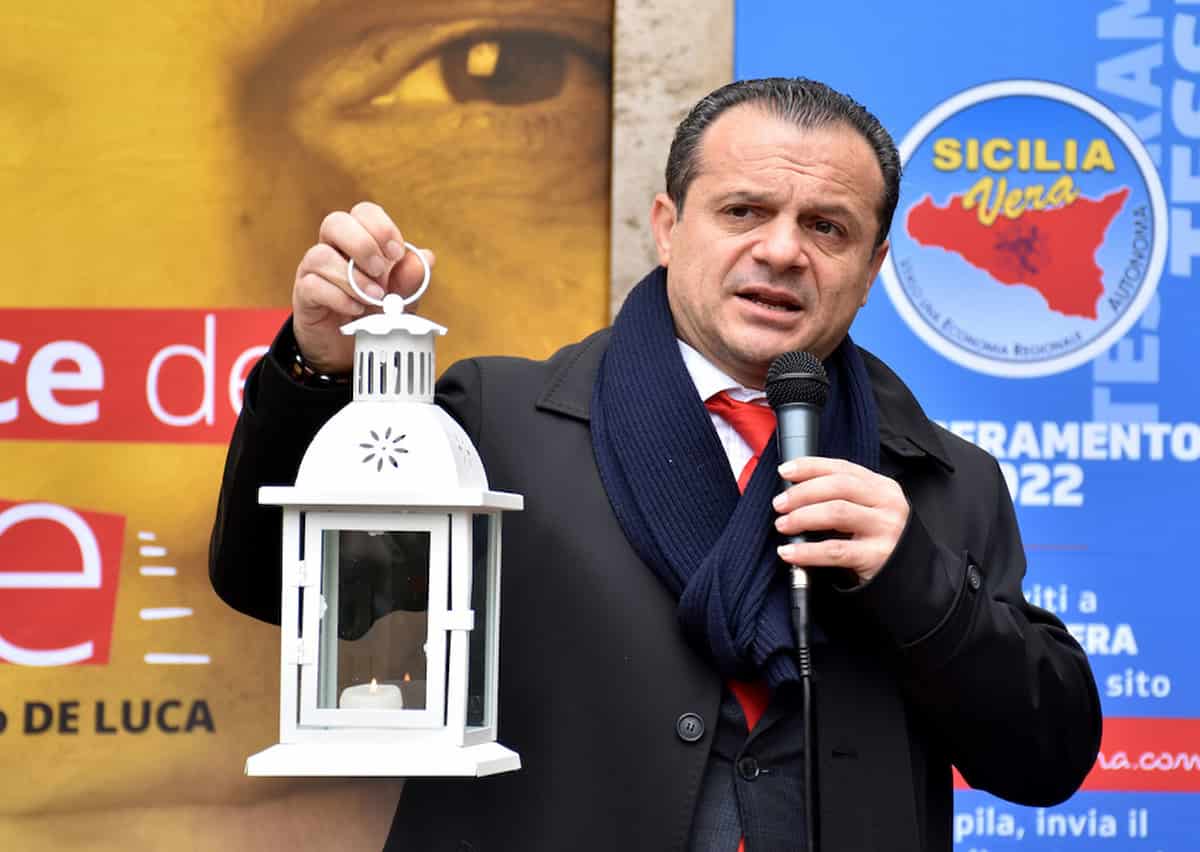 Sicilia contro corrente, Cateno De Luca contro i gattopardi, nuova speranza per i siciliani stanchi dei viceréSicilia contro corrente, Cateno De Luca contro i gattopardi, nuova speranza per i siciliani stanchi dei viceré
