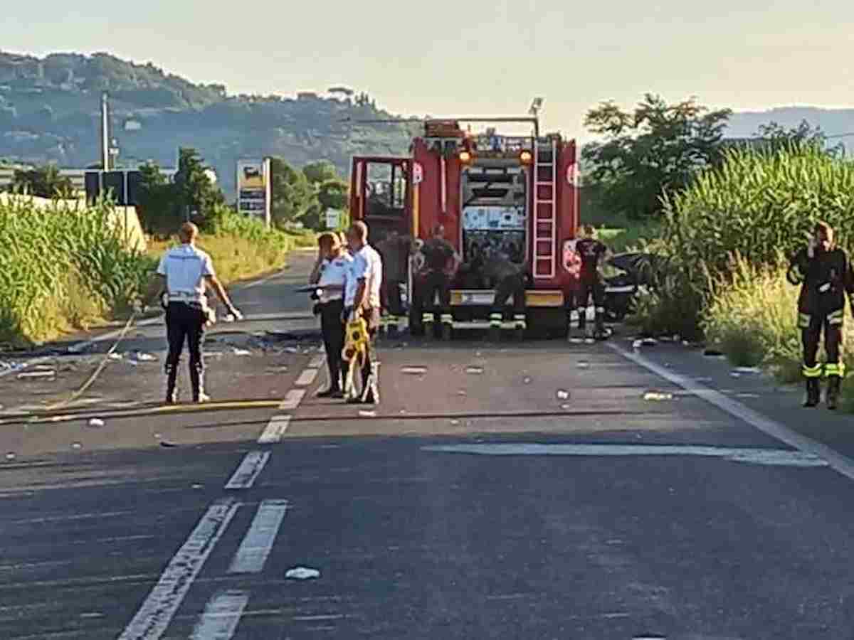 Sfugge all'alt dei carabinieri e si schianta contro un'altra auto: 2 morti e 3 feriti