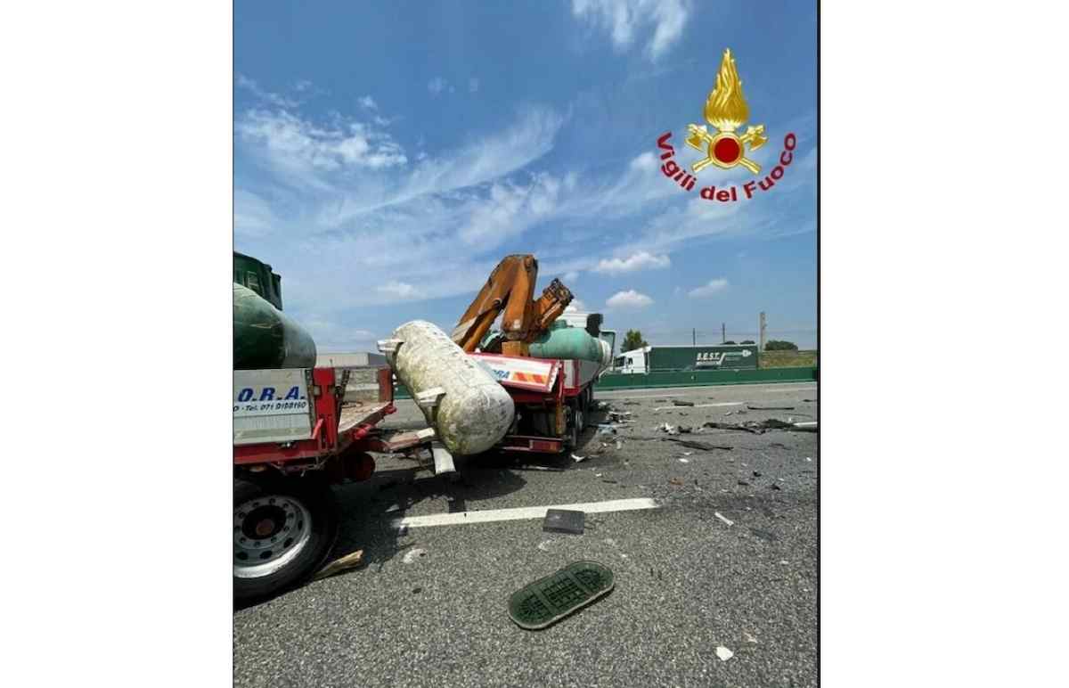 incidente_milano_due_auto_due_tir