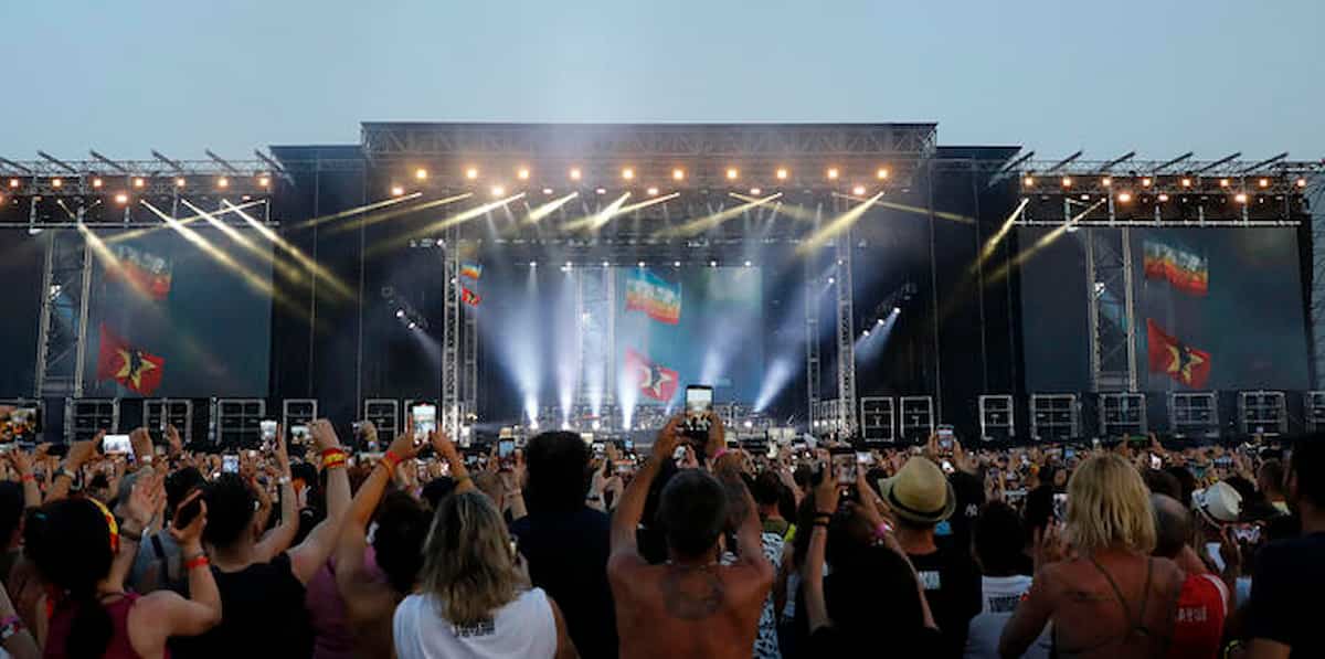Romagna alluvionata, in 40 mila al Campovolo di Reggio Emilia per il concertone benefico, 18 artisti per 50 canzoni: Zucchero, Ligabue,Morandi, Pausini, Bocelli, incasso 1,8 milioni.