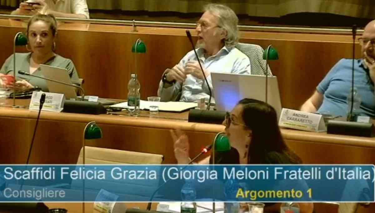 "Ho più amici gay che normali": la consigliera di FdI scatena l'insurrezione, poi si scusa ma è peggio