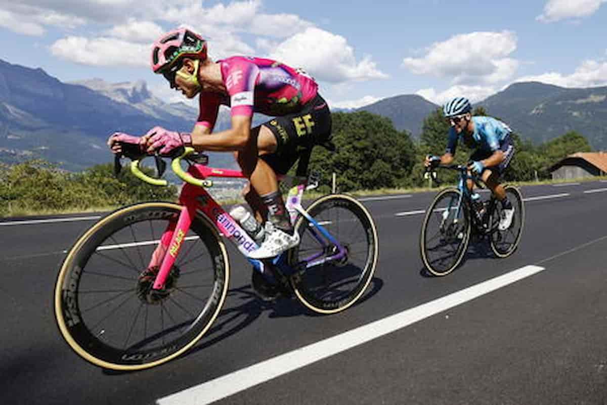 Ciclismo, Simone Velasco, 27 anni, è il nuovo campione d’Italia: ha vinto in volata sul traguardo di Comano Terme