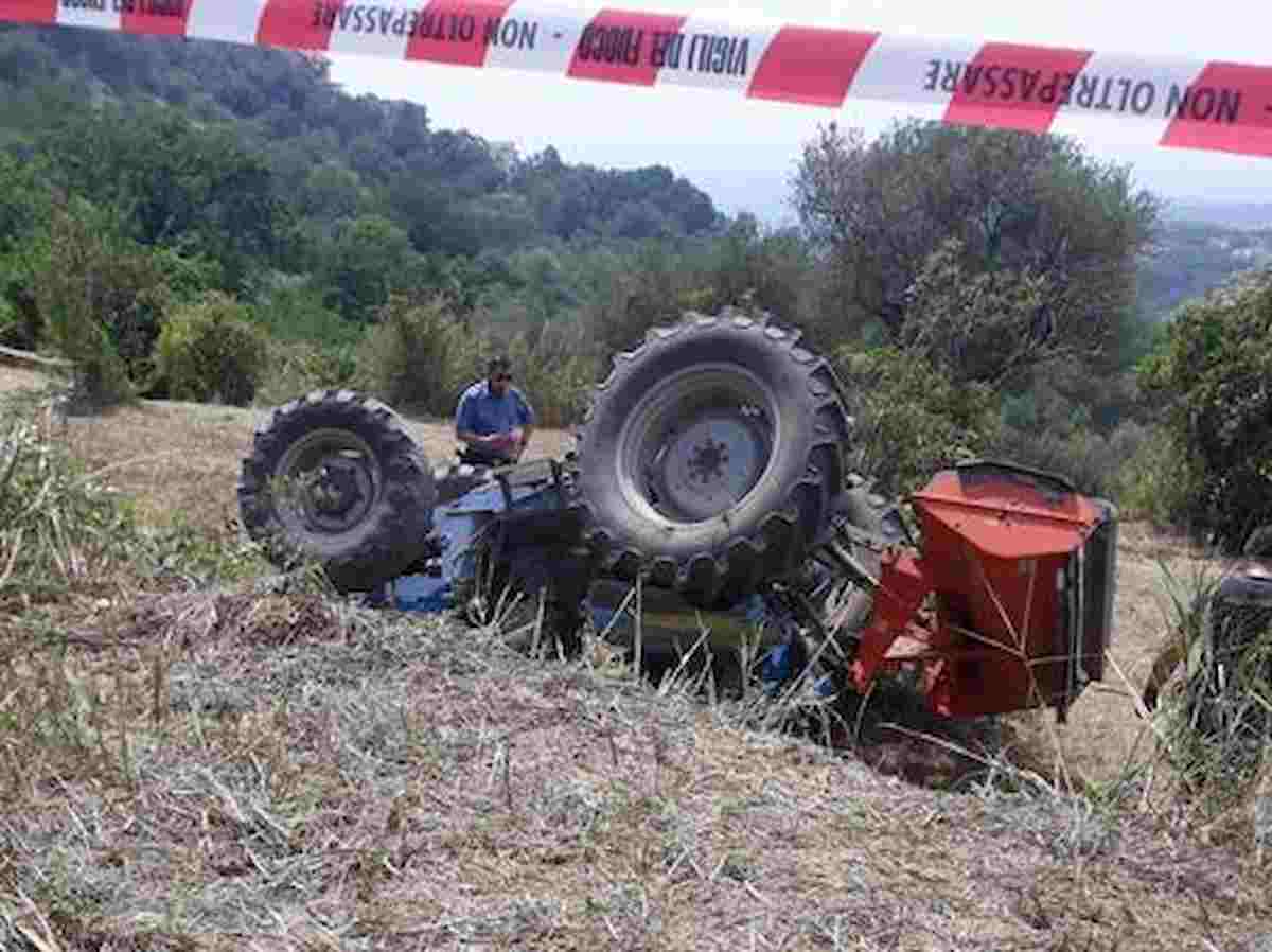 Ruba le chiavi del trattore, si mette alla guida e si ribalta: Vincenzo muore a 14 anni