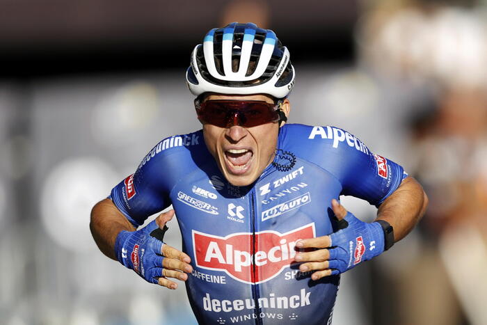 Tour de France, vittoria in volata Philipsen sui traguardo di Bayonne. Yates sempre in maglia gialla