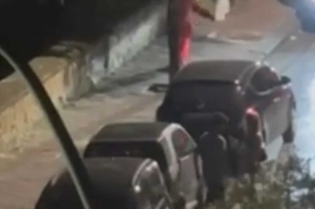 Prende a schiaffi la ragazza a Napoli