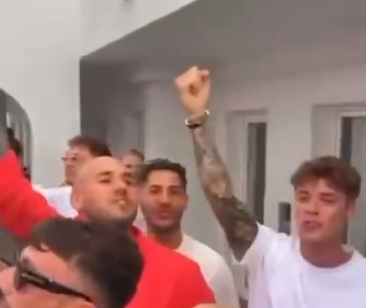 Zalewski in vacanza a Ibizia canta il coro contro Napoli