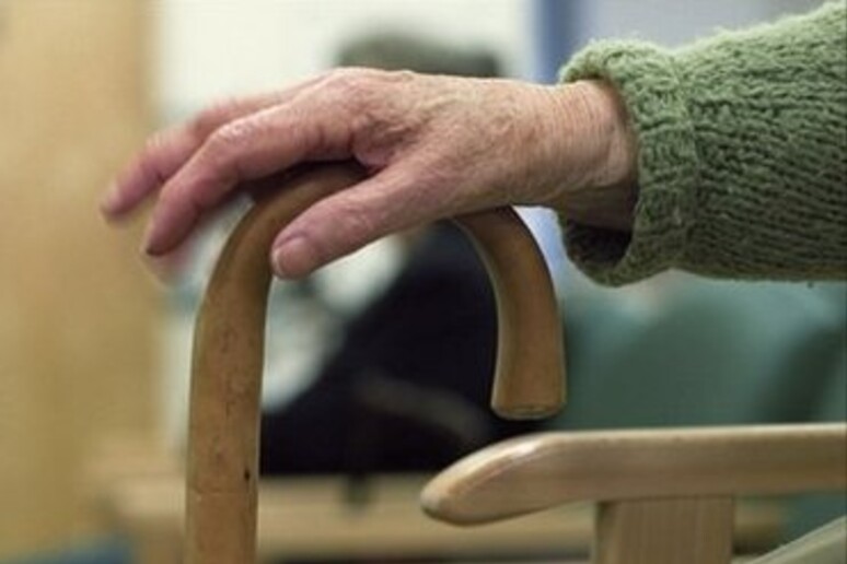 Roma: moglie muore, marito affetto da demenza la veglia per 4 giorni