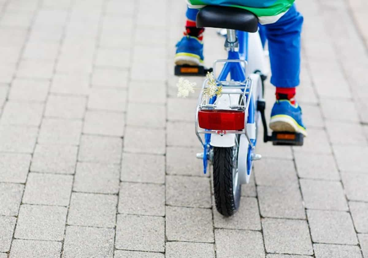 Due bimbi scappano in bicicletta, foto Ansa