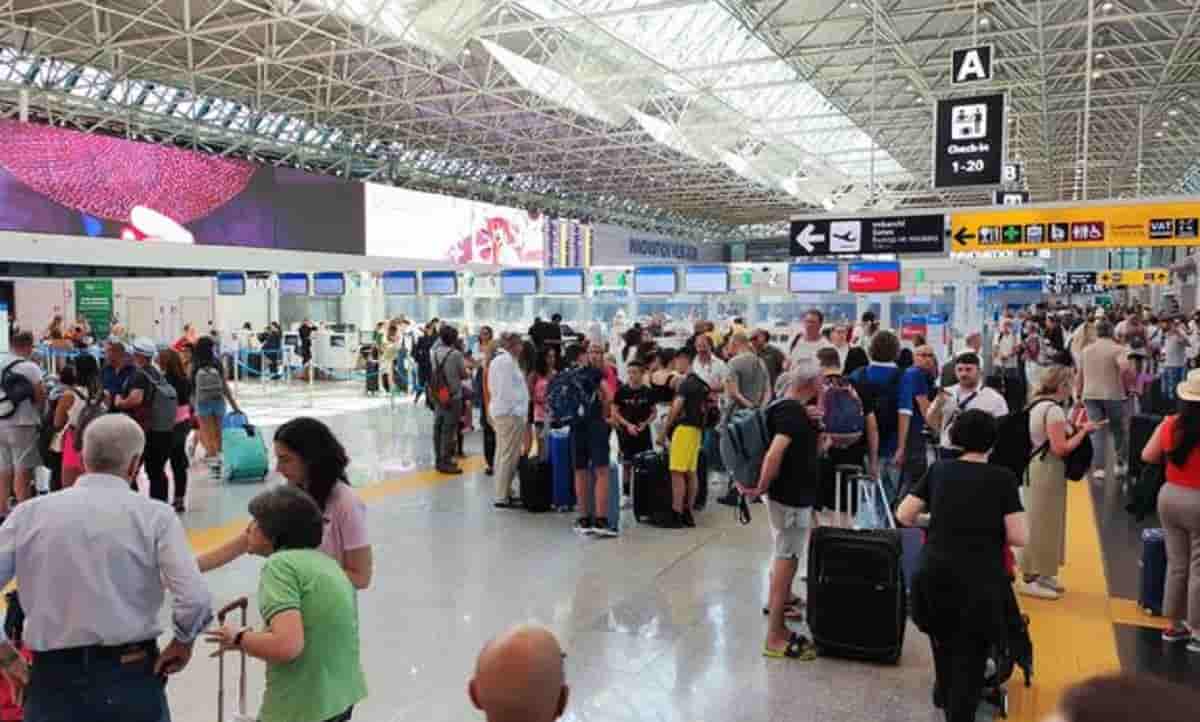 Biglietti aerei, foto Ansa