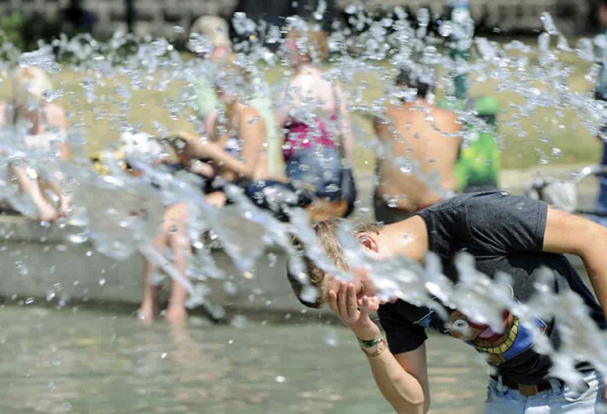 Come difendersi dal caldo, foto Ansa