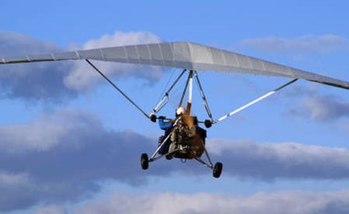 Precipita con il deltaplano, foto Ansa