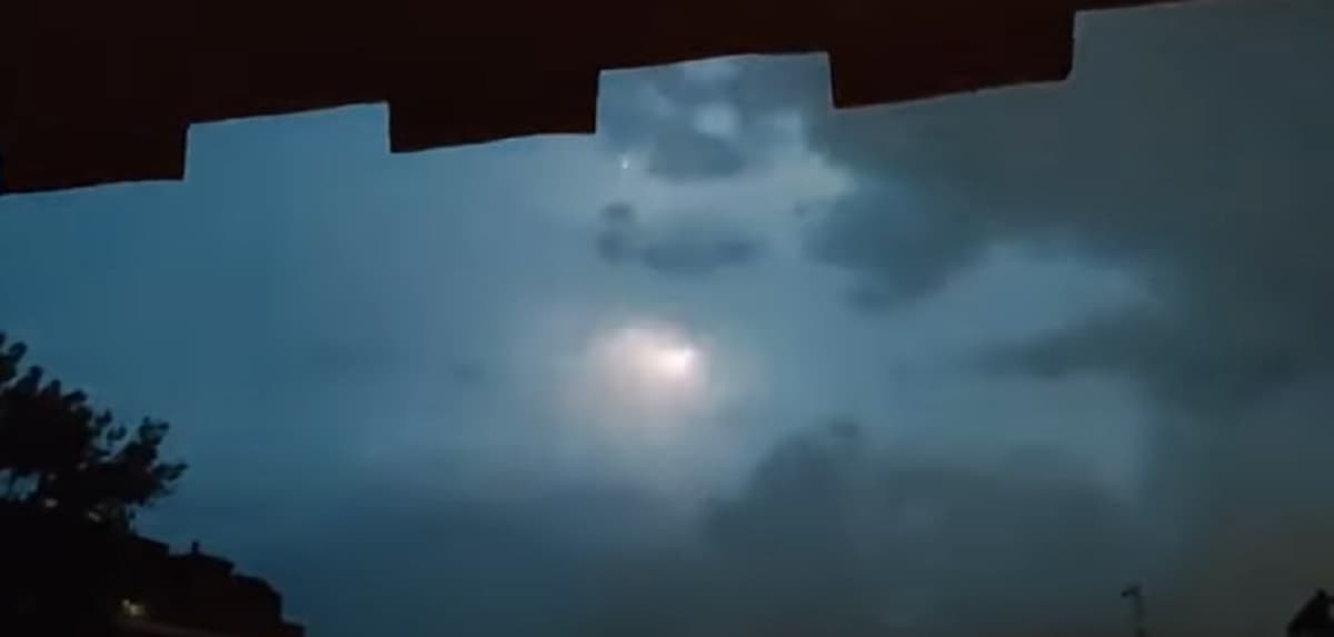 Maltempo Milano, la scarica di fulmini