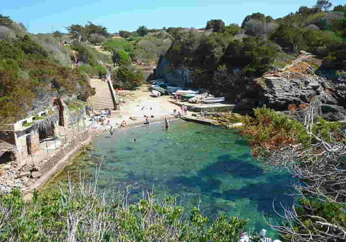 Lo sceicco fa un giro con il mega yacht nel mare protetto di Giannutri. La denuncia di Legambiente. Foto Ansa