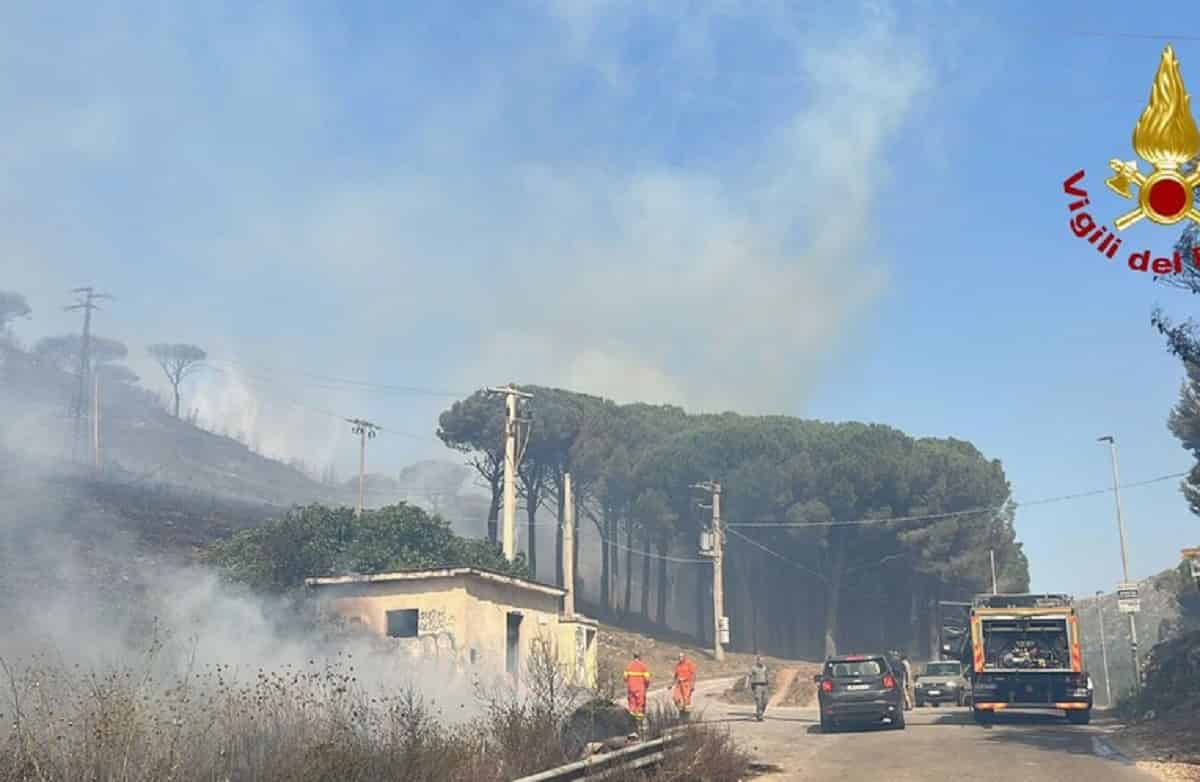 Palermo, incendi bloccano sanitari del 118: morta 88enne. Foto d'archivio Ansa