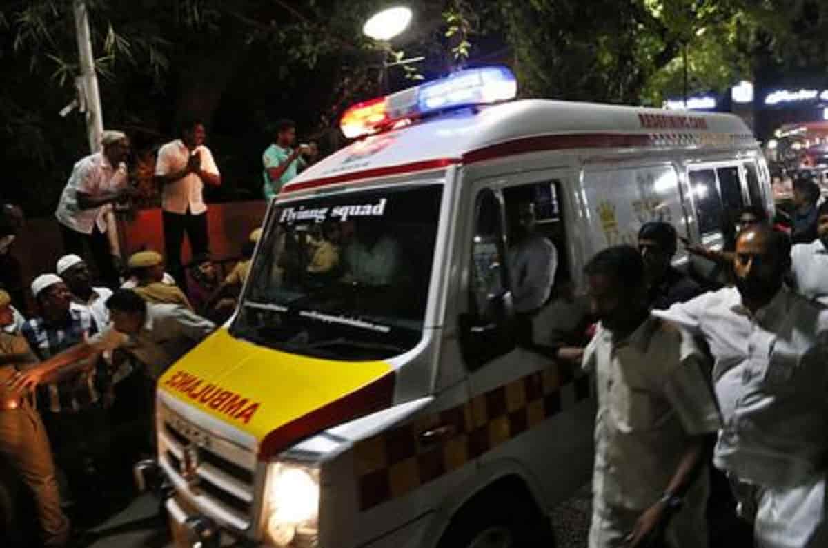 Si taglia il pene, foto Ansa