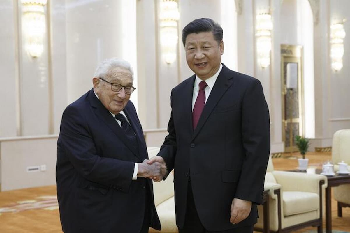 Kissinger, 100 anni, è tornato a Pechino in missione privata. Accolto dal presidente Xi come un capo di Stato