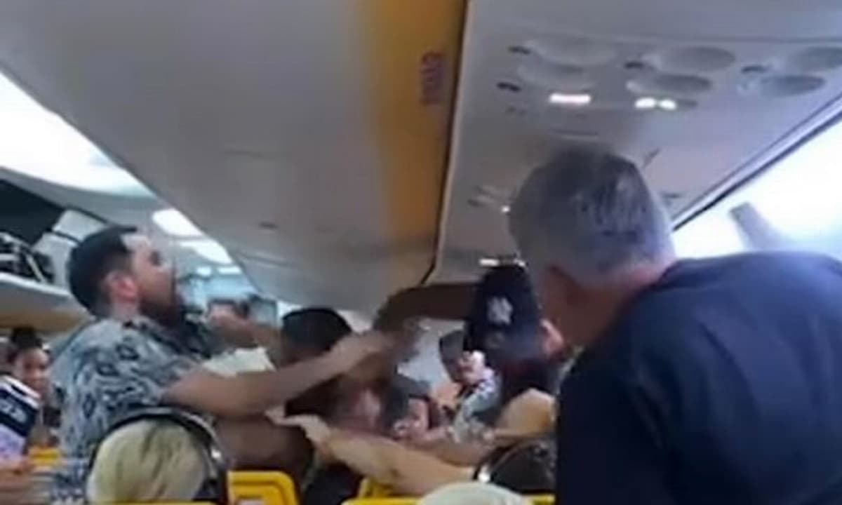 La furiosa lite a bordo di un aereo Ryanair VIDEO