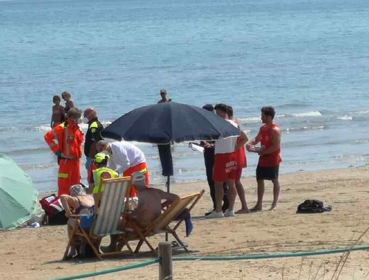 Malore in spiaggia, foto Ansa