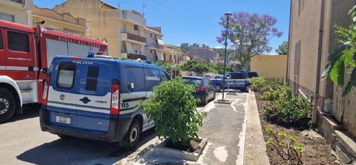 Marsala, si barrica in casa e minaccia di sparare col fucile: si arrende dopo ore. Foto Ansa