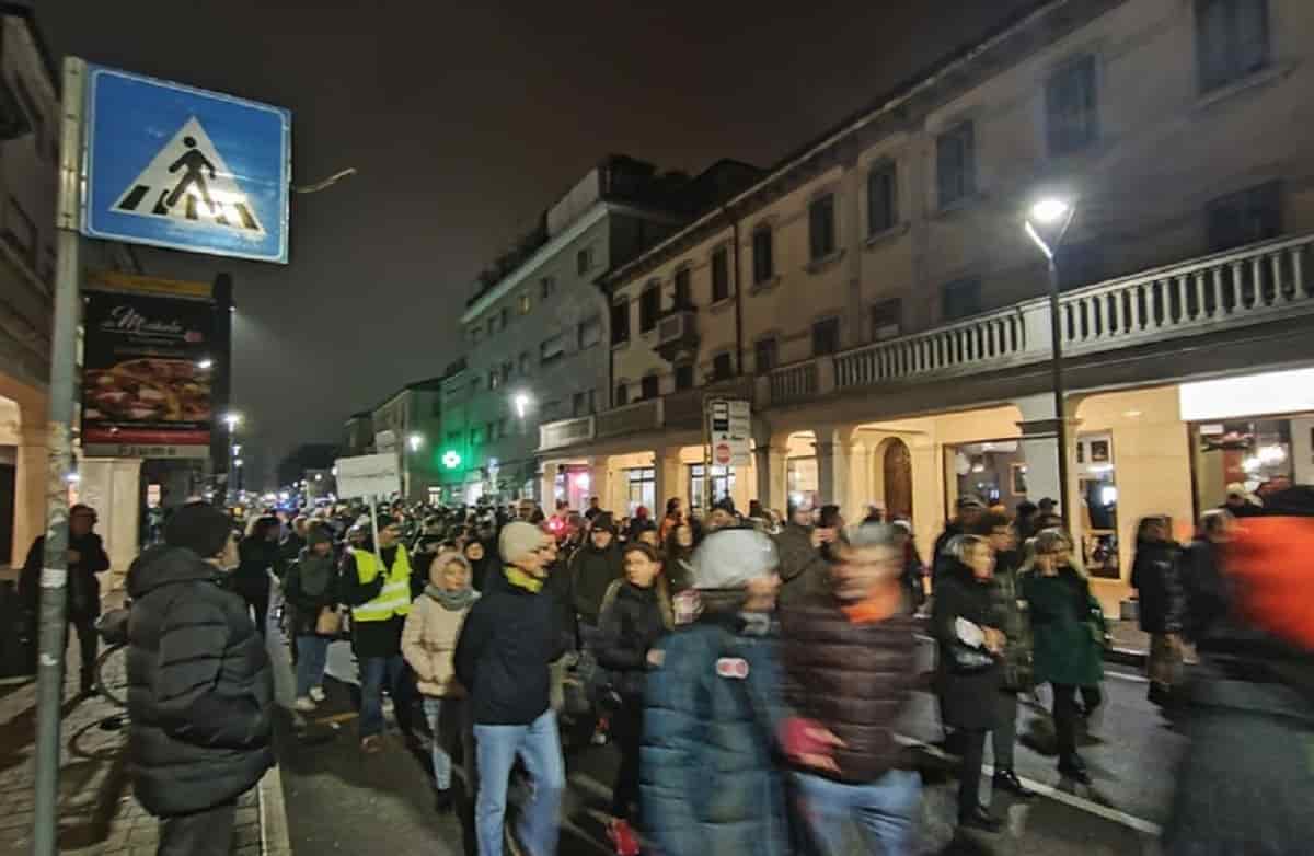 Fanno sesso in strada, foto Ansa