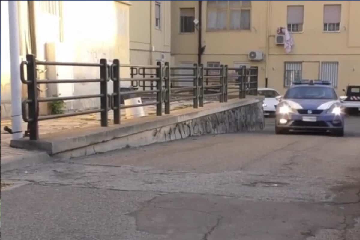 Picchiata in strada durante una rapina, foto Ansa