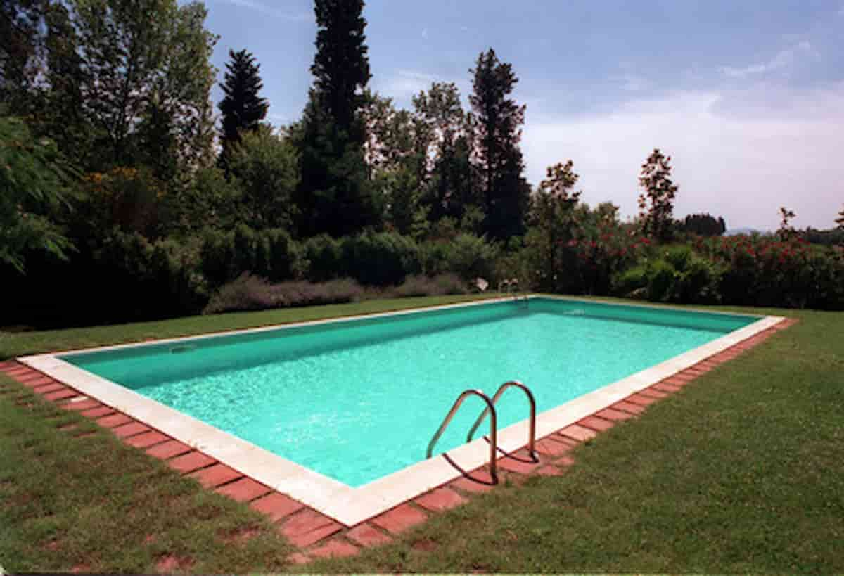 bimba morta in piscina