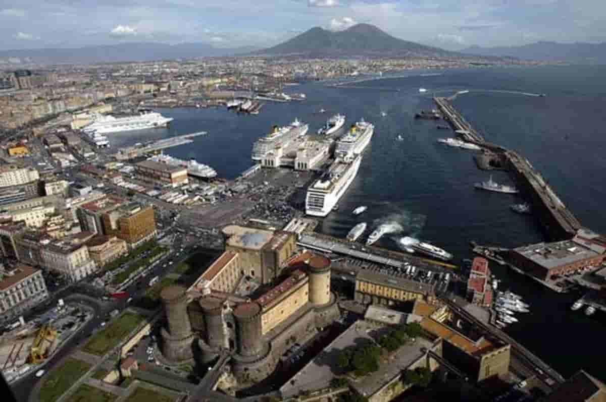 Porto di Napoli, foto d'archivio Ansa