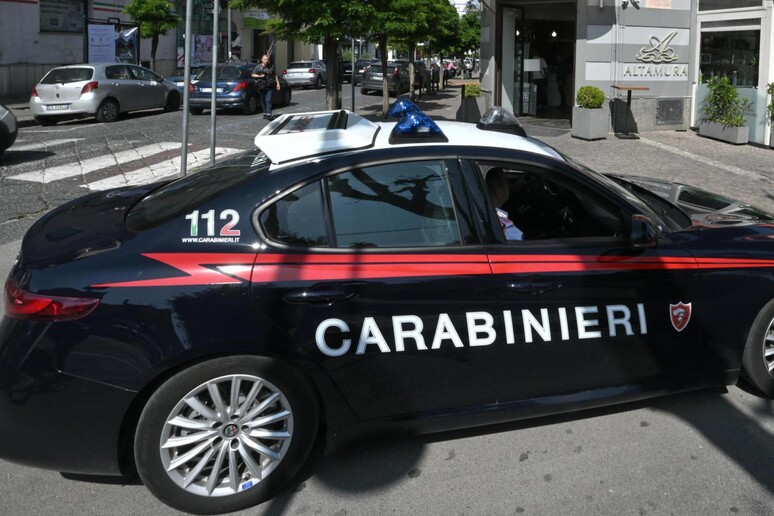 Pozzuoli, uccide la moglie e si spara. In casa 3 figli minorenni