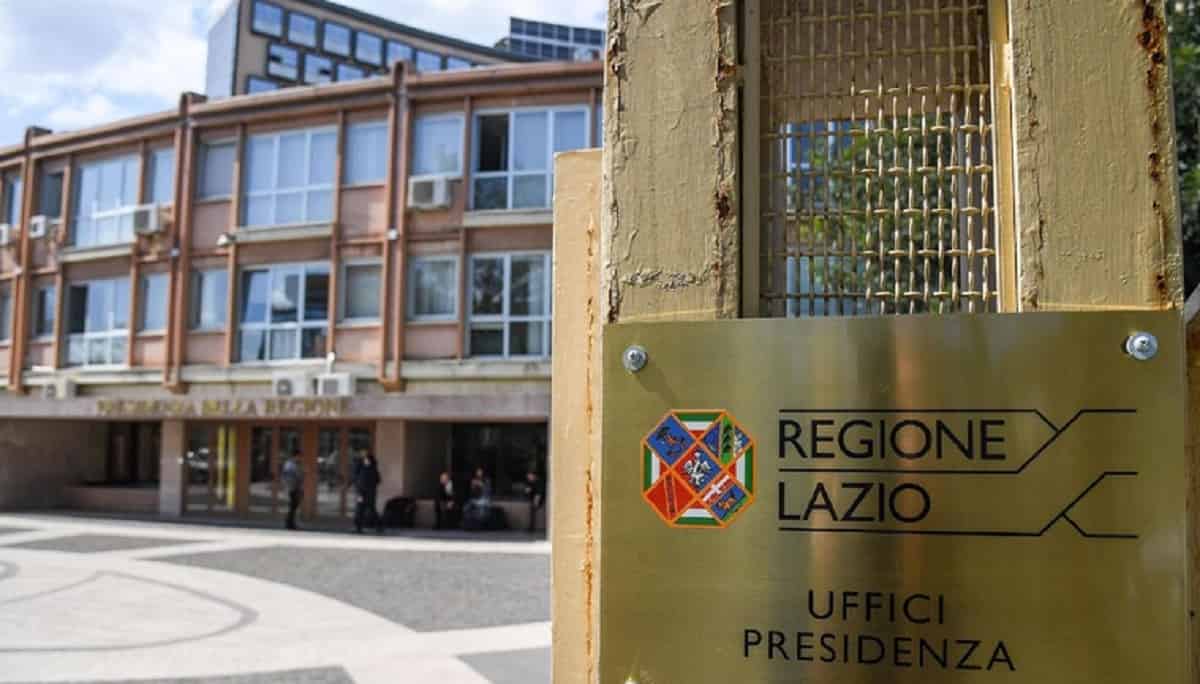 Infradito e bermuda al Consiglio regionale, foto d'archivio Ansa