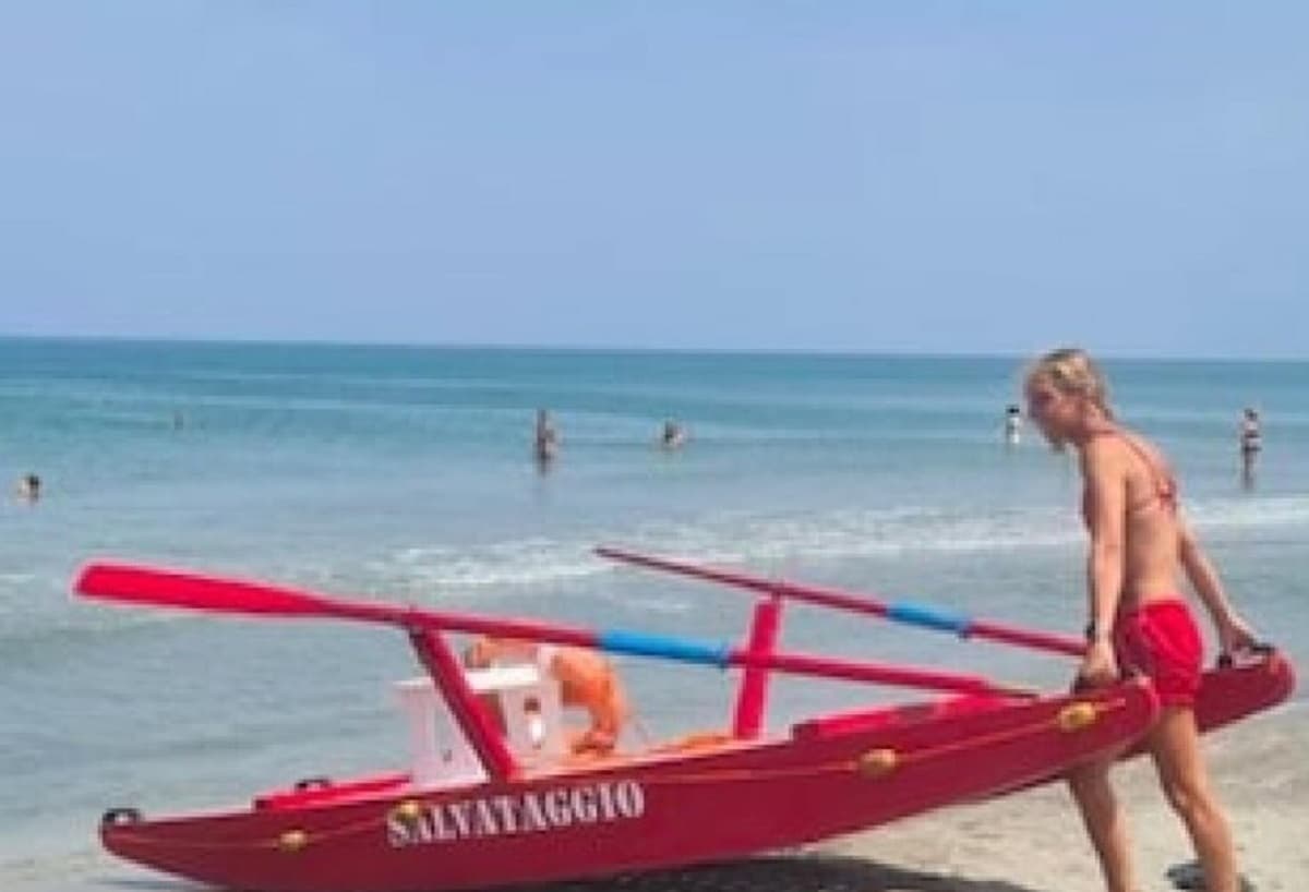 Riccione, il primo salvataggio della bagnina trans