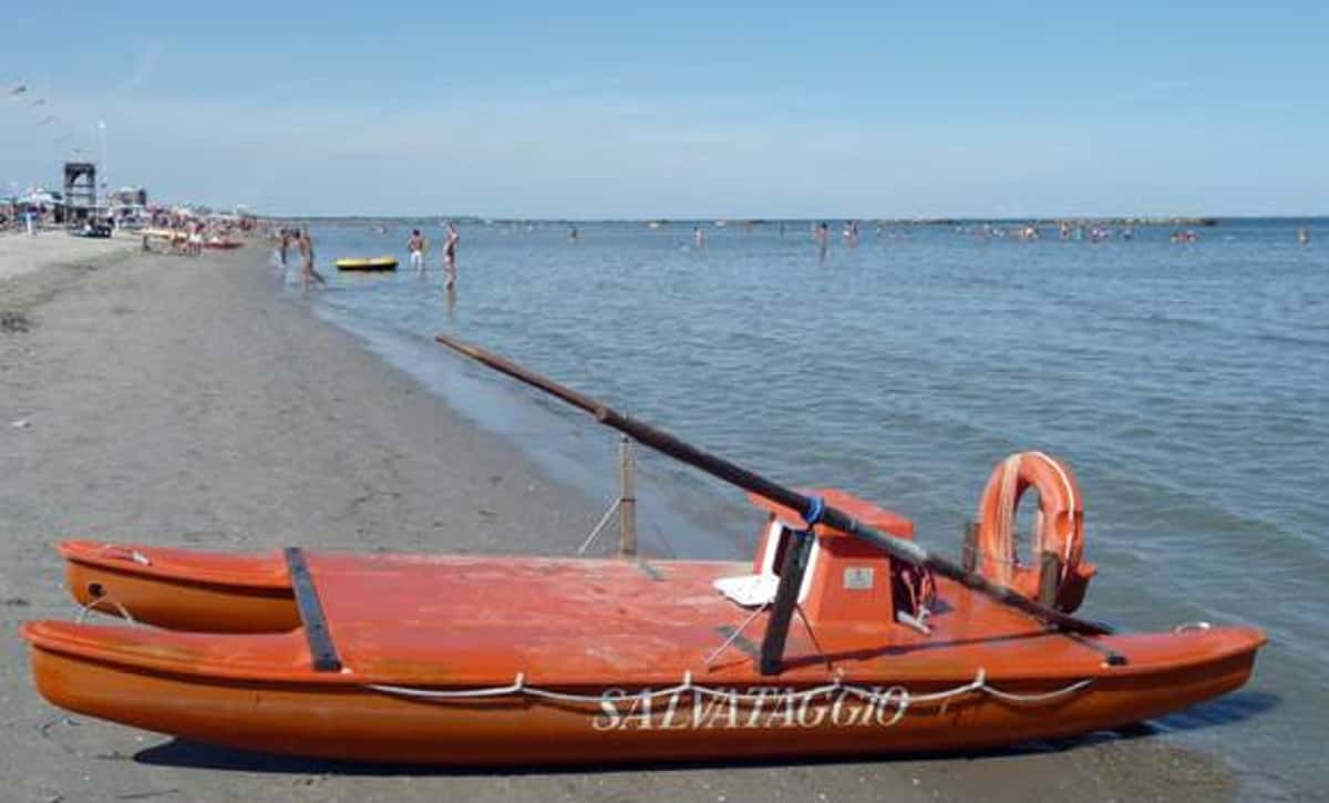 Sabaudia, 19enne salva cinque persone al primo giorno da bagnina. Foto Ansa