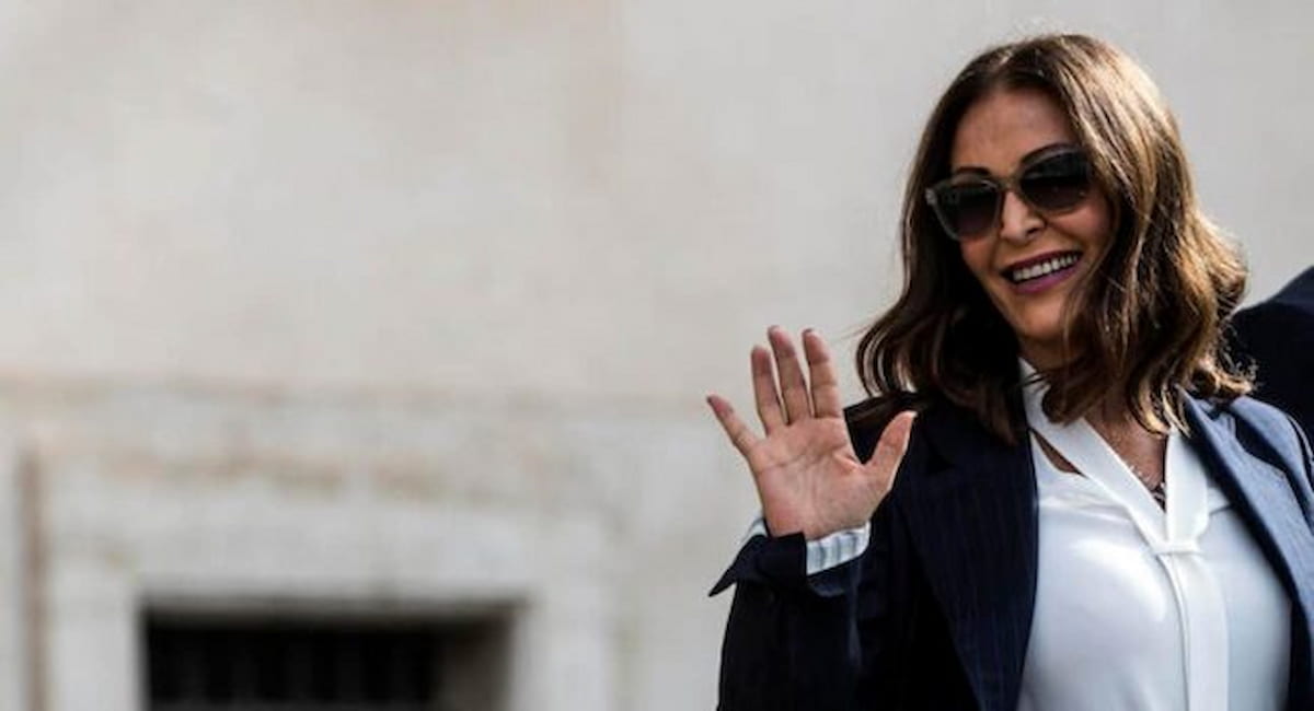 Santanché, il caso è una mina vagante per Meloni, rischi da fuoco amico, bersaglio continuo per Pd e M5s: le diminissioni non risolvono.