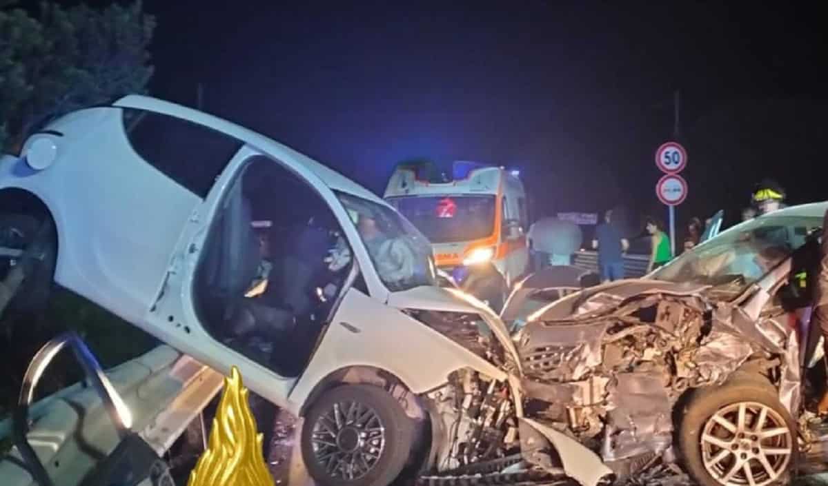 Scontro frontale tra due auto, foto Ansa