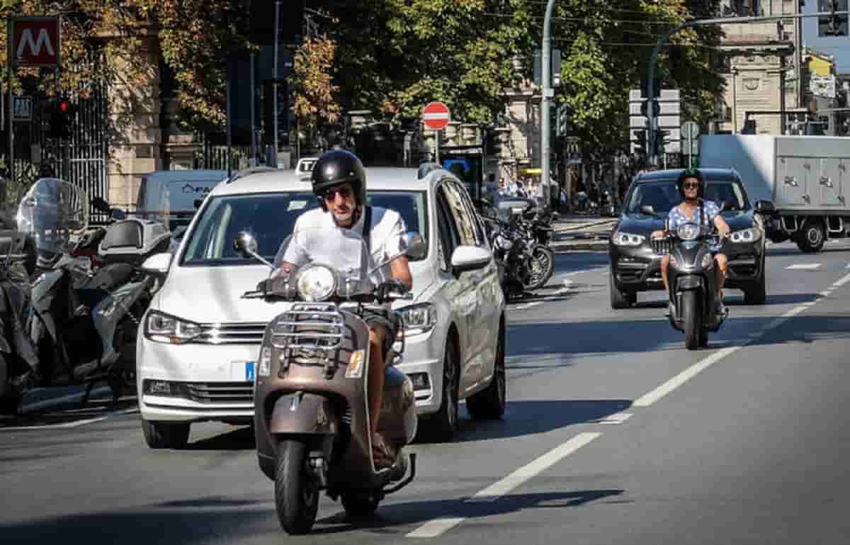 Un'agente si fa dare un passaggio in scooter per bloccare un ladro. Foto d'archivio Ansa