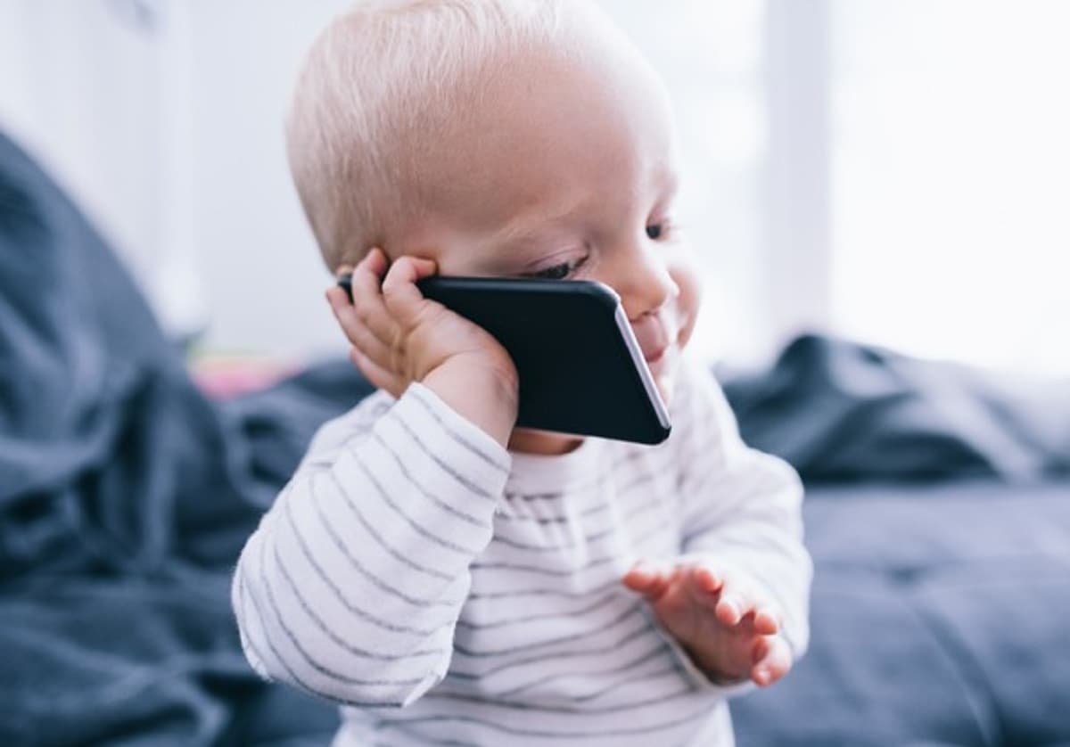Smartphone e bambini, foto Ansa
