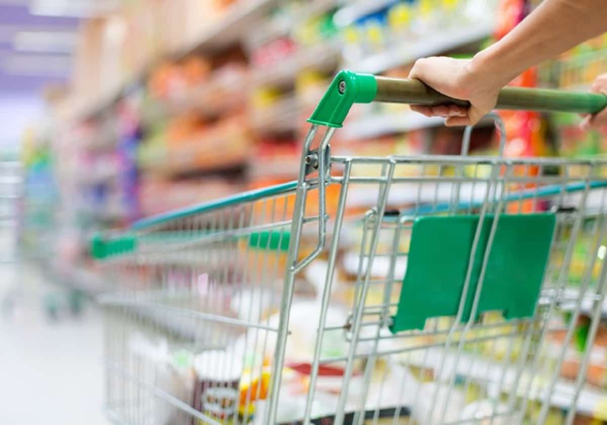 La spesa al supermercato, foto Ansa