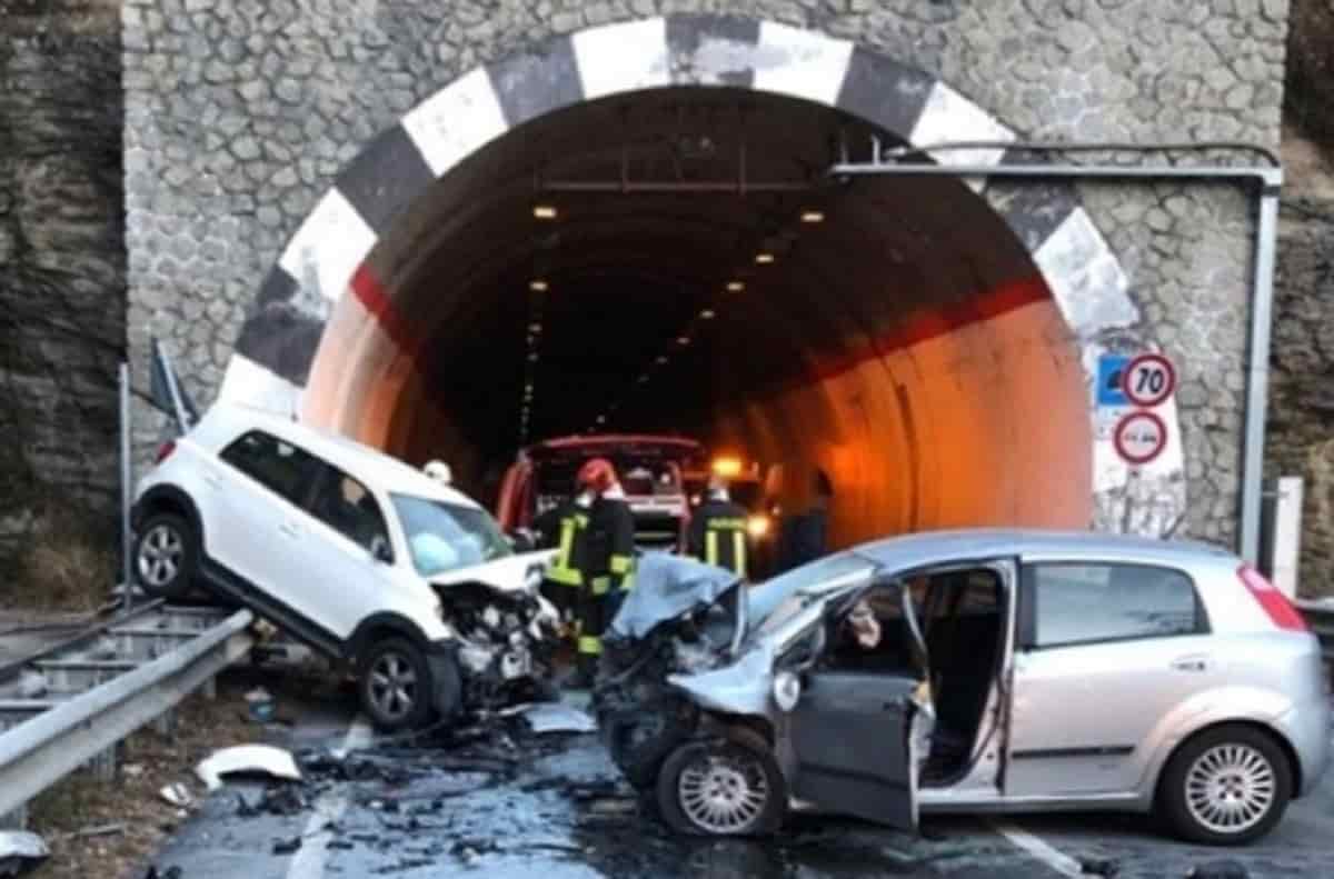 Strage sulle strade, foto Ansa