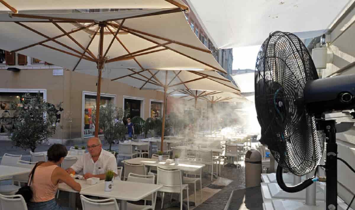 Dormire con il ventilatore acceso, foto Ansa