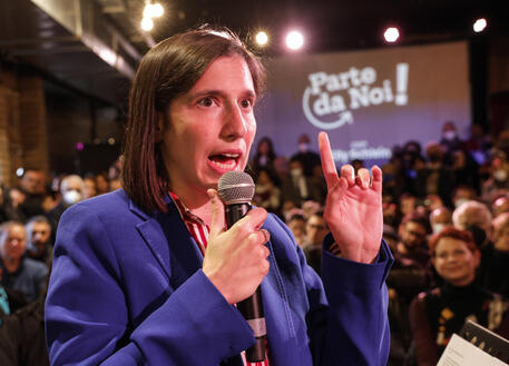 Elly Schlein, tormenta continua, il Pd è pronto a prestare due senatrici a Calenda