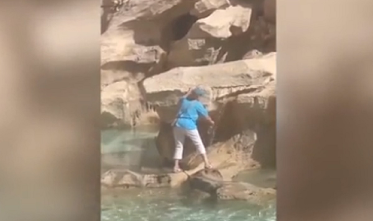 turista fontana di trevi