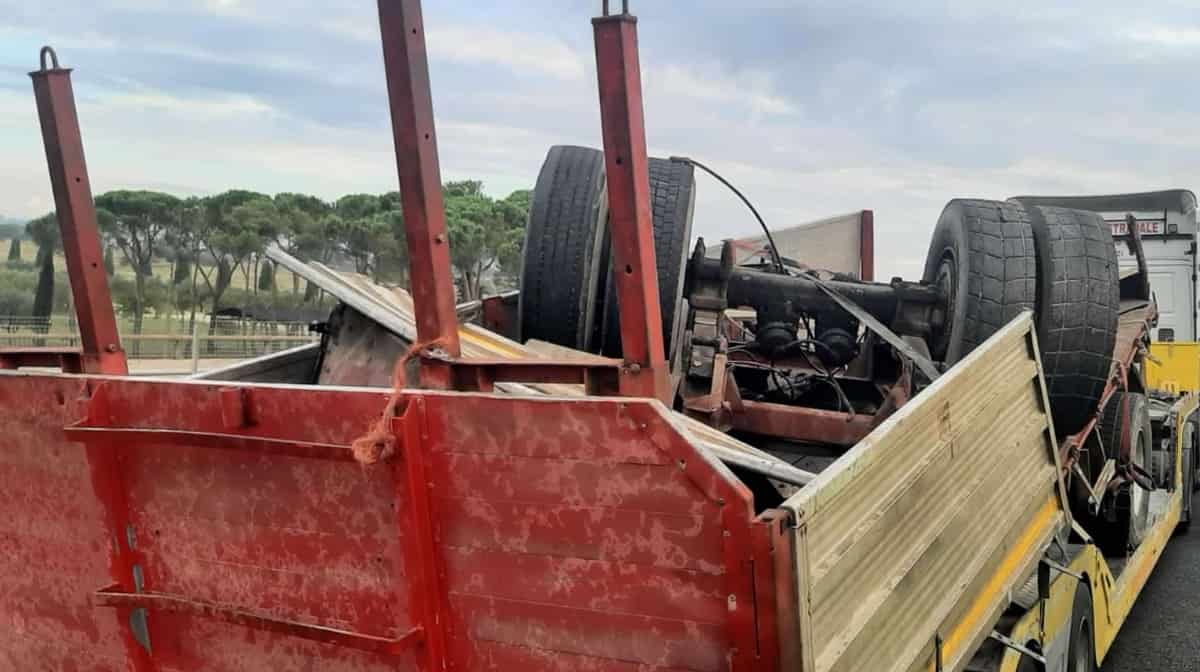 Fiano Romano (Roma), bus di migranti si scontra con mezzo pesante sulla A1: morti i due autisti, due feriti in codice rosso. Foto Ansa