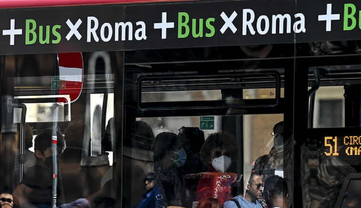 Abbonamento al trasporto pubblico di Roma, foto Ansa