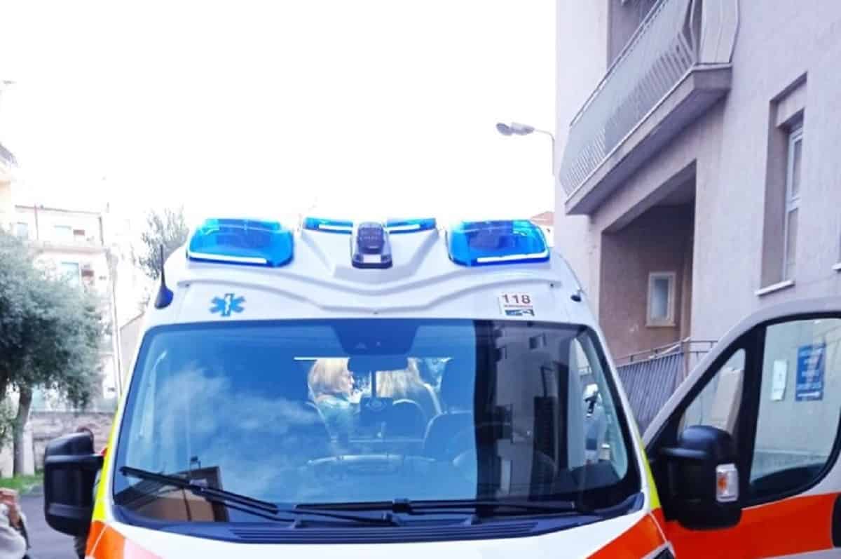 Cade dal balcone mentre prende la misura dei vetri: grave 64enne. Foto d'archivio Ansa