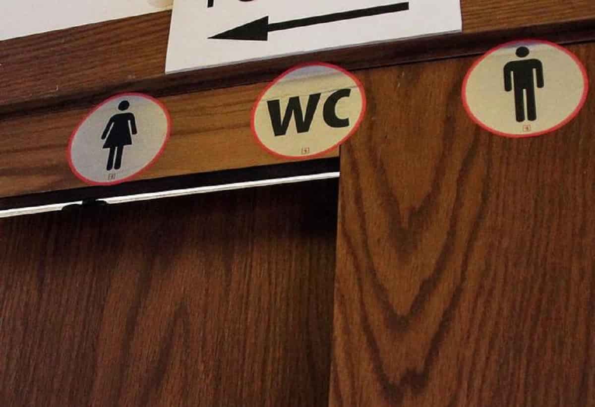 Dipendente comunale installa una telecamera, foto d'archivio Ansa