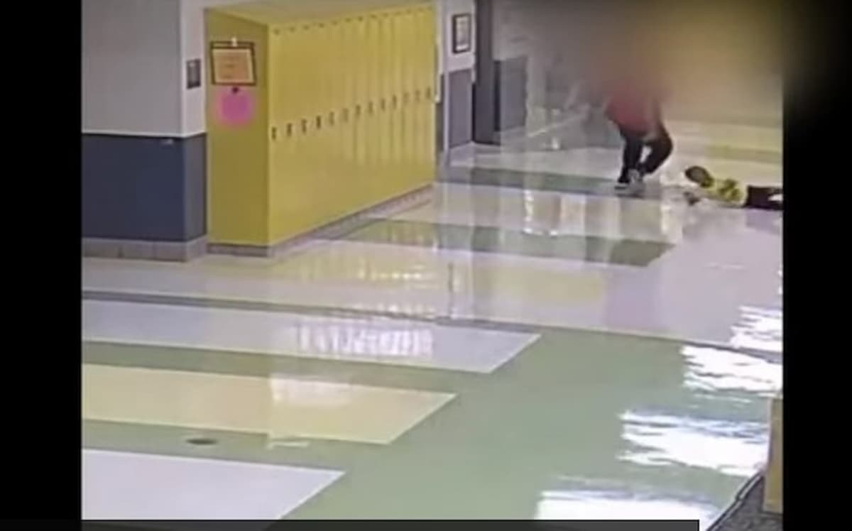 bidello pugno bambino