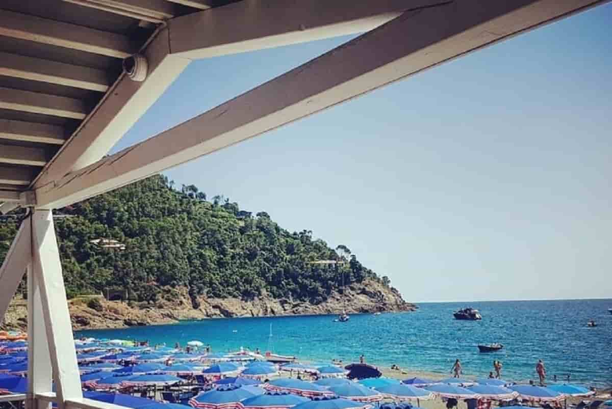 Bonassola: vietato camminare scalzi, a torso nudo o in costume per il paese. Foto Ansa