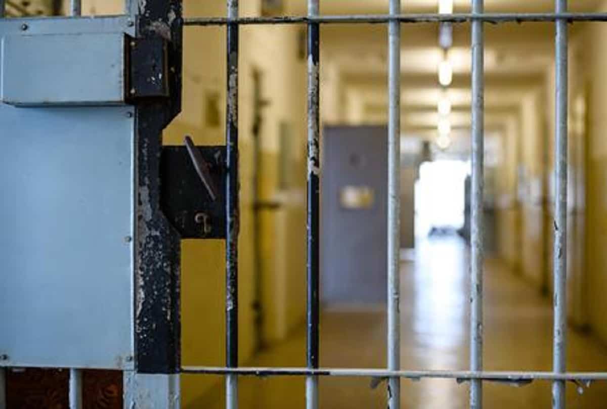 Porta hashish e un cellulare al figlio in carcere: arrestata 65enne di Forlì. Foto Ansa