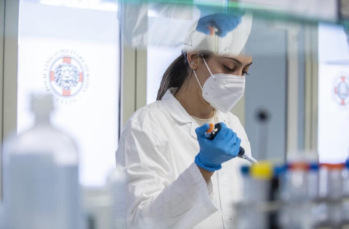 Covid, il bollettino settimanale: +44 di casi negli ultimi sette giorni. Salgono anche le terapie intensive. Foto Ansa