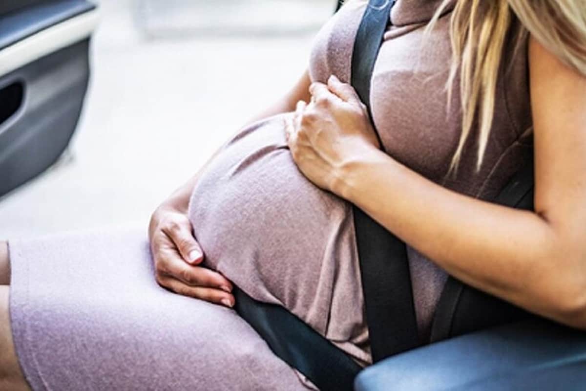 Clinica della maternità surrogata a Creta, donne dell'est per conto di italiani e tedeschi, la polizia interviene