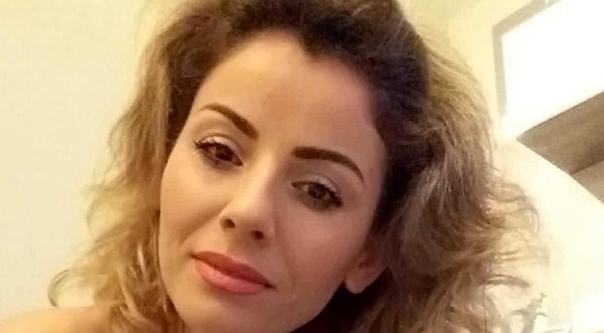 Castelfiorentino, 35enne uccisa a colpi di pistola in strada: il marito è in fuga su una Golf bianca